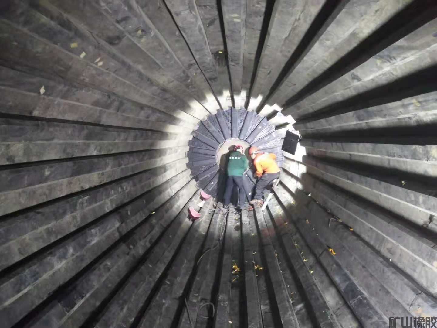 陰歷小年，還有兩名技術(shù)員奔波在安裝一線(圖1)